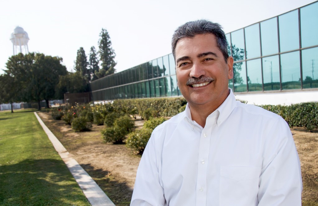 Javier Gutiérrez, gerente de planta en la planta de vidrio flotado de Fresno