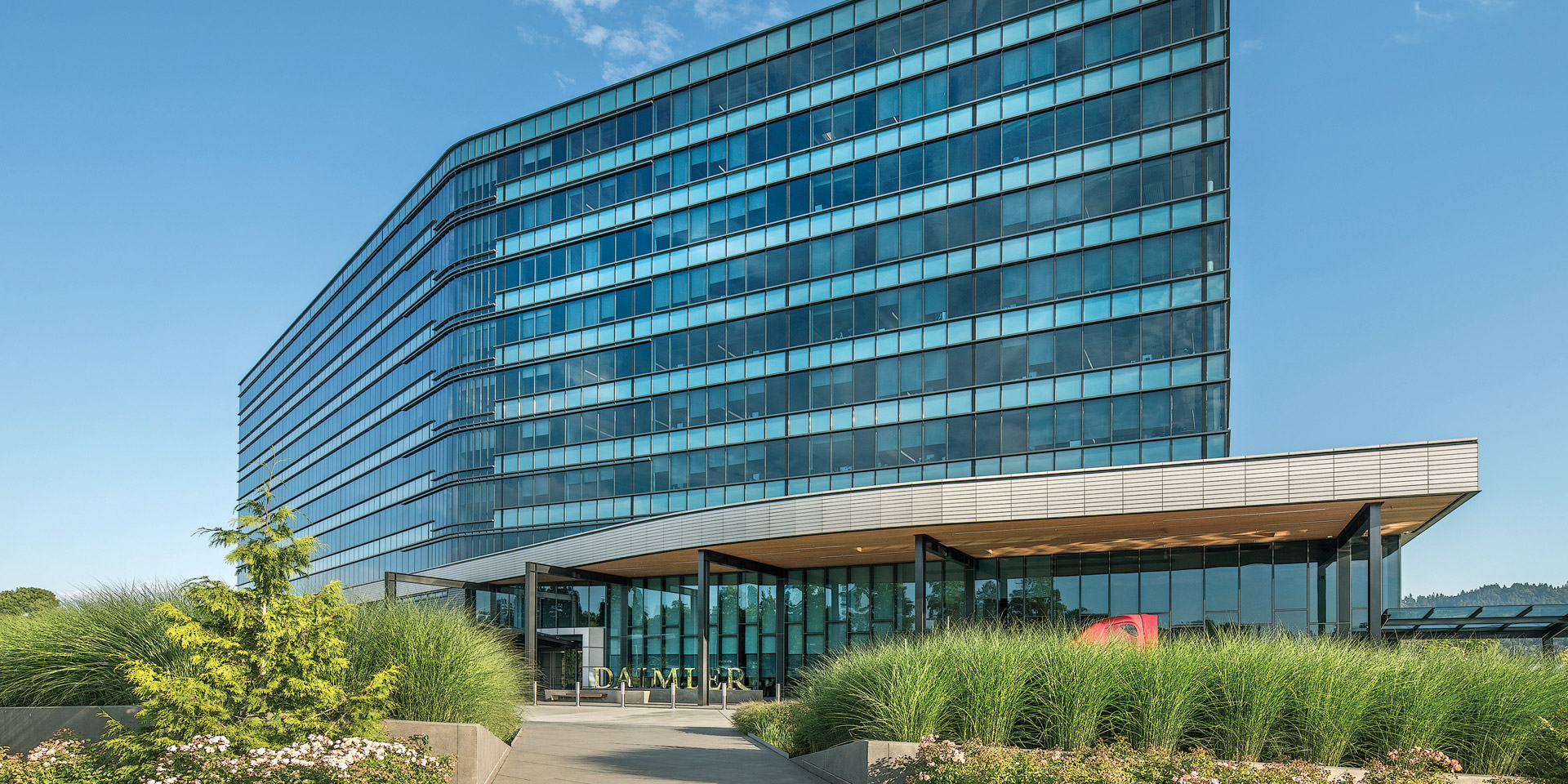 Proyecto Daimler Trucks North America Headquarters | Vidrio Solarban® R100 Solarblue® con Vidrio Spandrel Coatings de ICD High Performance Coatings